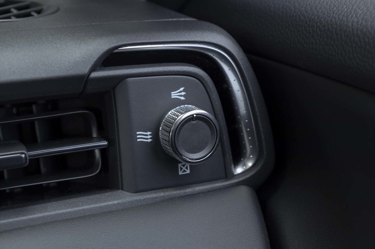 ダッシュボードの両端にレイアウトされる「そよ風アウトレット」。通常のエアコン風に加えて、ウィンドウに沿って後席にまで到達する拡散風を流すことができる。