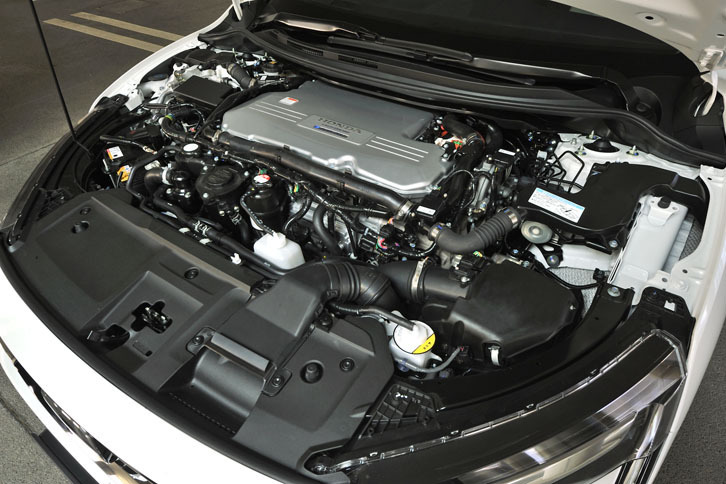 ボンネットの下に燃料電池（FC）スタックや駆動ユニット（モーター、ギアボックス、パワーコントロールユニット）などからなる燃料電池パワートレインがきれいに収まっている。