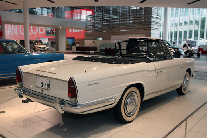 ボディーサイズは全長4650mm、全幅1695mm、全高1410mmで、ほぼ5ナンバー枠いっぱい。2535mのホイールベースはベースとなった初代「スカイライン」「グロリア」と共通だが、全長はそれらより300mm前後も長いため、リアのオーバーハングが非常に長い。