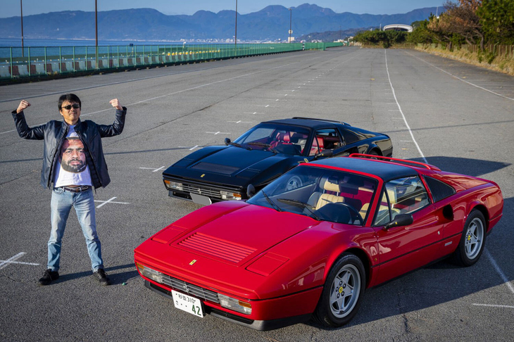 筆者の愛車、赤い「フェラーリ328GTS」、その横には……？（写真＝木村博道）