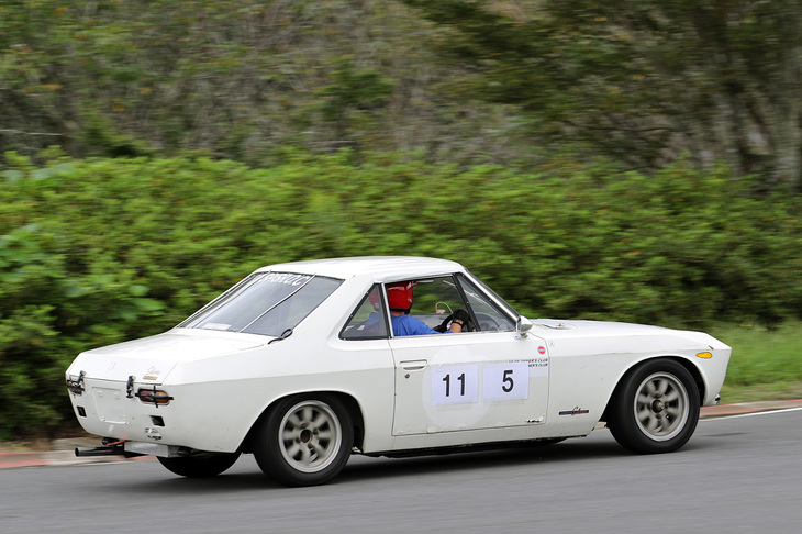 ダブルエントリーした1967年「日産シルビア」（CSP311）のレーシング仕様。オーナーがドライブしたカーナンバー5はSP／SR／CSPクラスで4位となった。