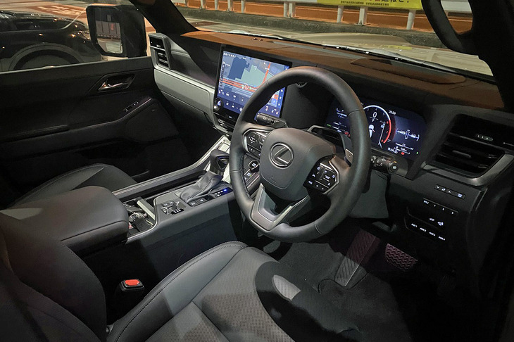 水平基調のシンプルなデザインでまとめられたインストゥルメントパネル。14インチのディスプレイは低めに配置されており、オフロード走行時の視認性確保に余念がない。