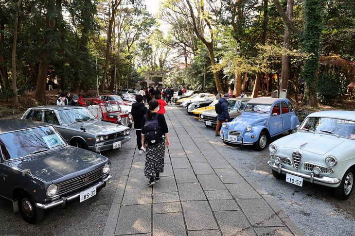 「谷保天満宮旧車祭」の様子。
