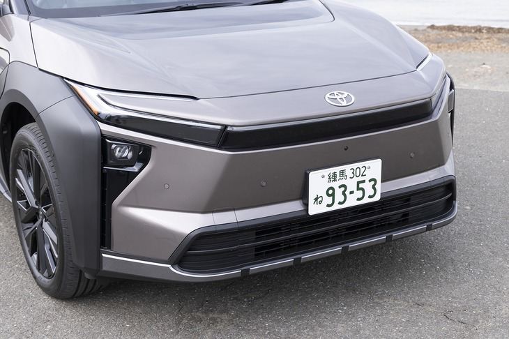 フロントまわりではバンパー下部がメッキになり、5本のストライプが刻まれているのが「bZ4X」との違い（スキッドプレートとのこと）。ホイールクラッディングはこちらがマットでbZ4Xはグロス仕上げだ。