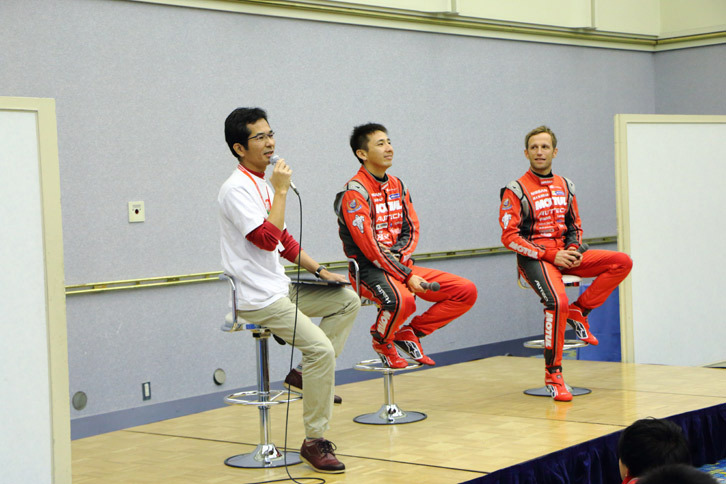 2016年シーズンのSUPER GTでMOTUL AUTECH GT-Rのステアリングを握った松田選手とロニー選手によるトークショー。自身のカーライフから今シーズンの結果報告まで、さまざまな話題が上った。