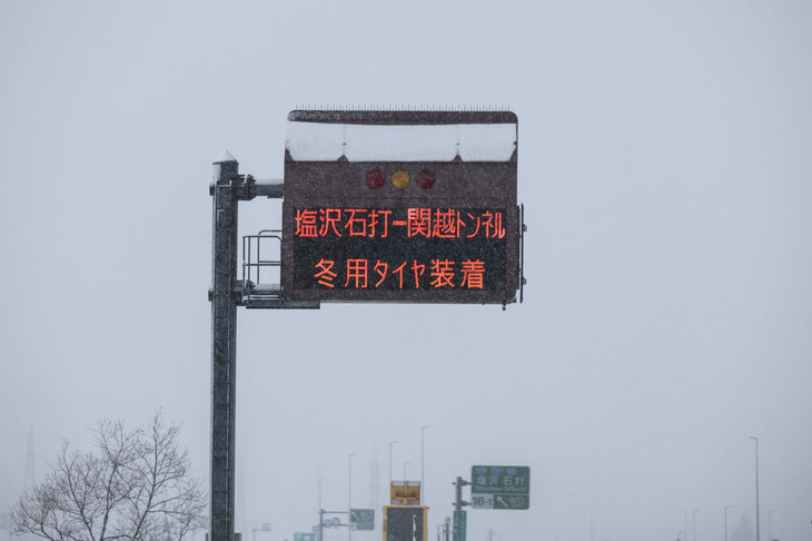 「オールシーズンコンタクト2」は、チェーン規制でなければ冬用タイヤ規制中の高速道路をスタッドレスタイヤと同じように通行できる。（写真はイメージ）