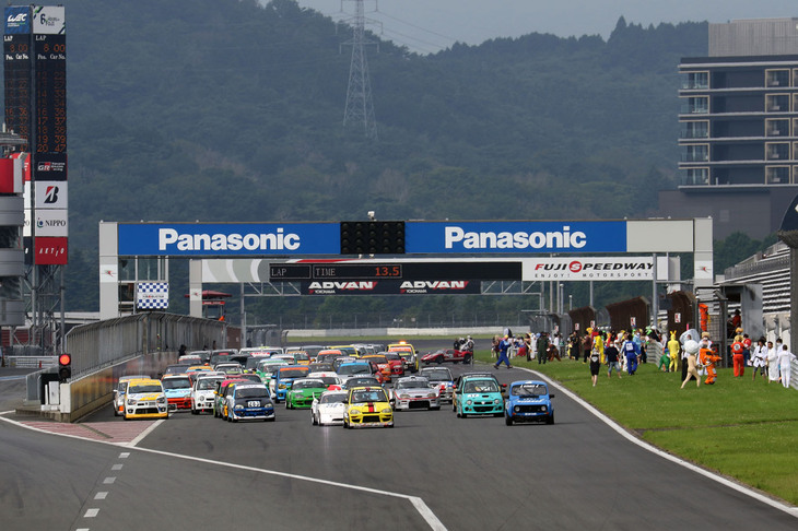 仮装したチームスタッフがグリーン上に退避して、マシンがスタート。毎回、これを見ると江ノ島あたりの海水浴場のイモ洗い状態を連想する。