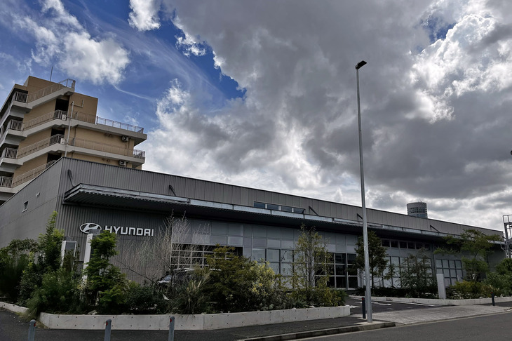 神奈川・新横浜に位置する直営拠点「ヒョンデカスタマーエクスペリエンスセンター横浜」。敷地面積約2431平方メートル、施設面積約1871平方メートルを誇る。ここでは主にオンライン販売のサポートや納車、車両の整備などを行っている。