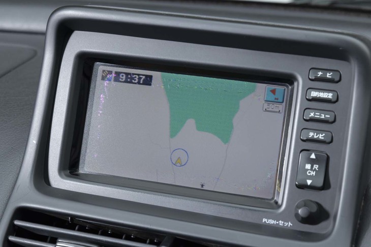 新車当時は55万円という価格設定だったDVDナビゲーションシステム。解像度は最新モデルと比べるべくもないが、交差点の確認などにはきちんと使える。