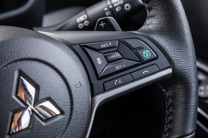 デリカミニTプレミアム（右側のステアリングホイールスイッチ）