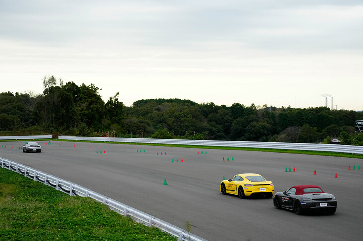 次は急制動。ドライビングスクールのときに宇宙一（？）のブレーキを体験しているので、ここでは思いっきり試すことができました。そして初めてのローンチコントロールも体験。左足でブレーキを踏みながら右足でアクセルを踏み込むとディスプレイにローンチコントロール作動のメッセージが表示されブレーキから足をはなす。……すると、ドンっ！ と素早く発進！ そしてアクセルを踏み続け、フルブレーキ！ 止まった瞬間「お～～～これがロケットスタートだ！」と声が漏れてしまいました。インストラクターの平田さんからは「とってもいいです！ しっかり止まれています。 最高速度114km/h出てましたよ」と。ホントに!?　自分で運転していたのにその加速とスピードに驚いてしまいました。