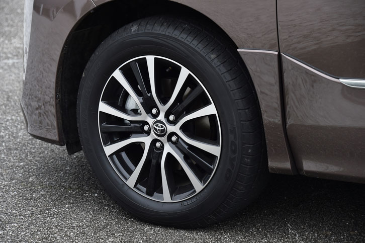 ツートンカラーのモデルには、ブラック塗装を施した切削光輝17インチアルミホイールが組み合わされる。