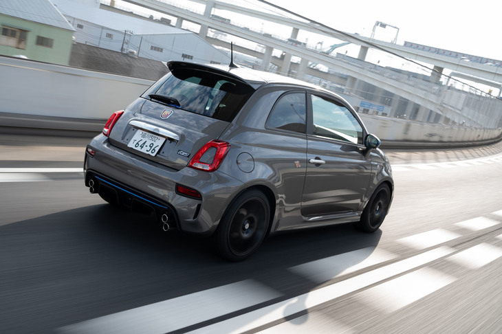 「フィアット500」系のアバルトが発売されたのは2009年なので、今年でデビュー13年。さすがに設計年次の古さは感じるものの、その魅力はみじんも色あせていなかった。