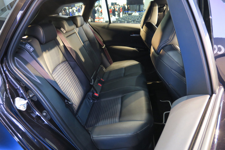 トヨタ・カローラ ツーリング ハイブリッドW×B（リアシート）