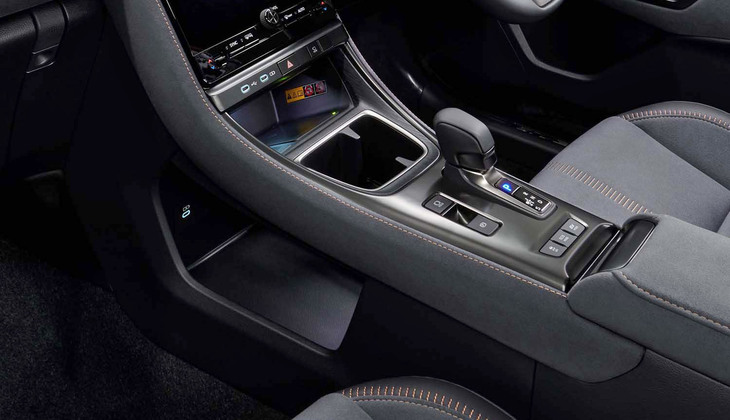 センターコンソールはブリッジタイプで、下段は小物入れスペースとなっている。