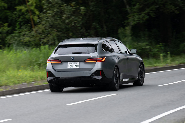BMW i5 M60 xDriveツーリング
