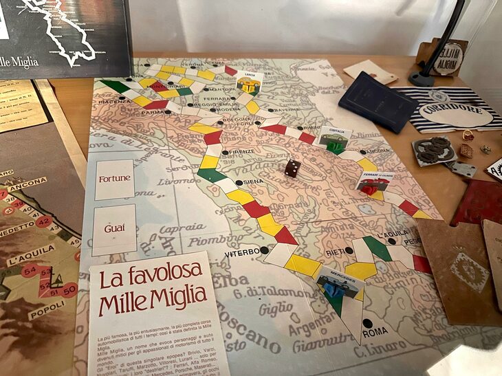 こちらは「ミッレミリアすごろく」。駒に描かれた「メルセデス・ベンツ300SLR」からして、1955年以降のものと思われる。