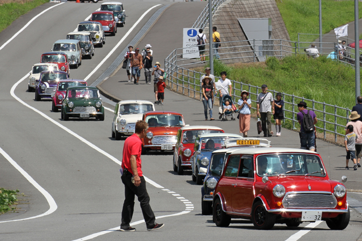 ファミリー走行を終えて、パーキングスペースに戻っていく参加車両。