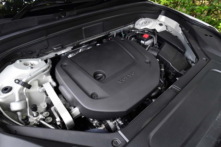 ターボとスーパーチャージャー、さらにマイルドハイブリッドシステムも組み合わされる「XC90 B6」の2リッター直4エンジン。幅広い回転域での豊かなトルク特性と省燃費性が特長とされる。
