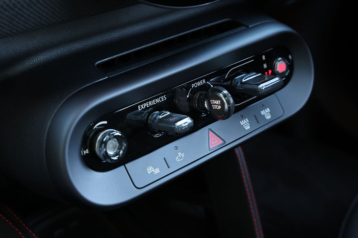 「スイッチセンター」と呼ばれるセンターコンソール上部のスイッチパネルには、パワーユニットのON／OFFスイッチやATセレクター、ドライブモード「EXPERIENCES」を切り替えるスイッチなどが並ぶ。EXPERIENCESは、センターの大型円形ディスプレイを直接タッチすることでも切り替えが可能だ。