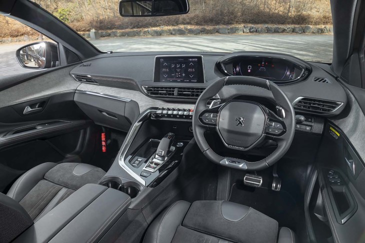 メーターパネルを高くレイアウトしたプジョーならではの「iコックピット」。メーターとインフォテインメント用の液晶スクリーンが従来モデルよりも高精細になっている。