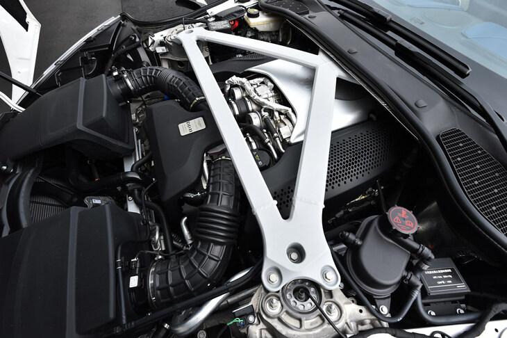 エンジンは4リッターV8ターボ（写真）と5.2リッターV12ターボの2種類。流通量はほぼ一緒で、意外や価格帯もそんなに変わらない。維持費などを度外視すると、意外とV12モデルもお得かもしれない。