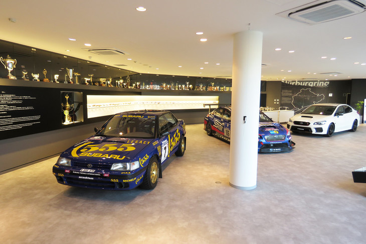 リニューアルを受けた「STIギャラリー」の様子。歴代のコンプリートカーや競技車両、トロフィーなどが展示される。