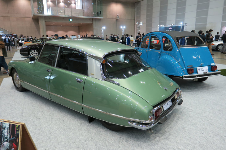 「シトロエンDS23」（左）と「2CV」（右）。