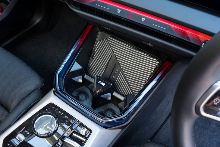 センターコンソールの前端にカップホルダーとスマートフォンのワイヤレスチャージャーを装備。これもアンビエントライトで囲まれる。