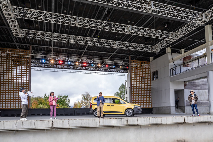 新型「カングー」の紹介とトークで盛り上がったステージ。右からルノー・ジャポンの小川隼平社長、特別ゲストとして新型カングーに乗って登場した安田大サーカスの団長安田さん、そしてMCを担当したモータージャーナリストの竹岡 圭さんと声優の野島裕史さん。