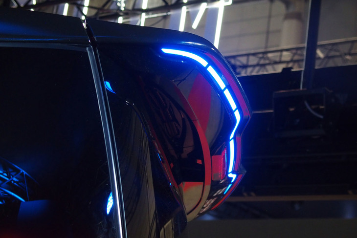 「トヨタ・ノア／ヴォクシー」用となるモデリスタの「イルミルーフスポイラー」。