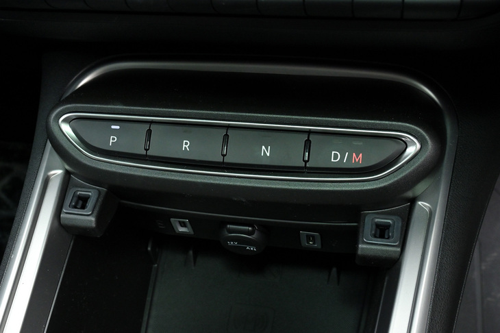 操作系は「フィアット600」などにも見られる、ステランティスのコンパクトモデルでおなじみのもの。シフトセレクターは押しボタン式で、横一列の配置もあってブラインドでの操作はしづらい。