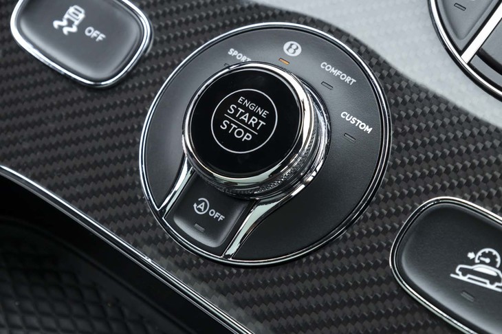 ドライブモードは「スポーツ」「コンフォート」「カスタム」と、シャシー設計チームのイチ押しだという「B（ベントレー）」の全4タイプ。