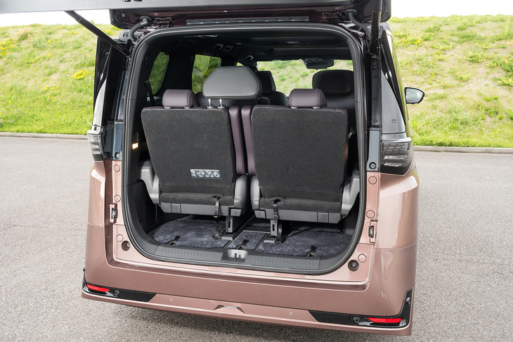 3列目使用時の荷室はこんな感じ。電動テールゲートのスイッチはテールランプ（左右）のあたりに備わっている。