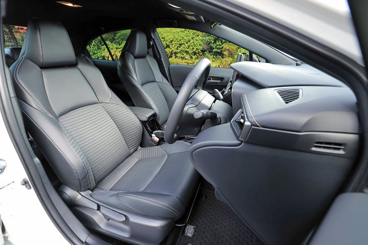 「W×B」のシートは、新素材「レザテック」と合成皮革で仕立てられている。写真のブラック単色のほか、ホワイト×ブラックのツートンカラーもオプション設定される。