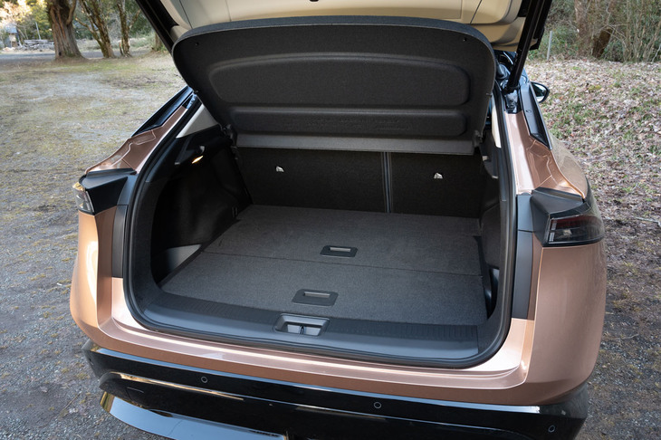 奥行き973mm、最大幅1387mmという広さを持つ「アリア」のラゲッジスペース。テールゲートにはハンズフリー機能付きのリモコン開閉機構が備わっている。