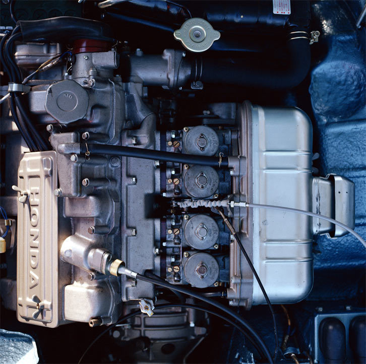 ホンダの「S」シリーズは、500ccの「S500」、600ccの「S600」、800ccの「S800」と、年を経るごとにエンジンの排気量を増していったが、DOHCヘッドに4連キャブレターの組み合わせという、レーシングカー然とした精緻なメカニズムは最後まで変わらなかった。