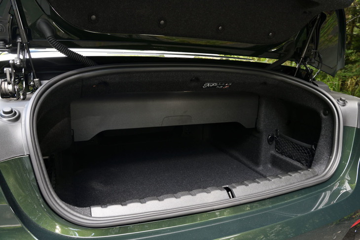 ソフトトップを開く際には、荷室内にあるラゲッジルームセパレーターを、写真のように引き下げておく必要がある。ソフトトップは自動でコンパクトに折りたたまれ、セパレーターの上部に収納される。