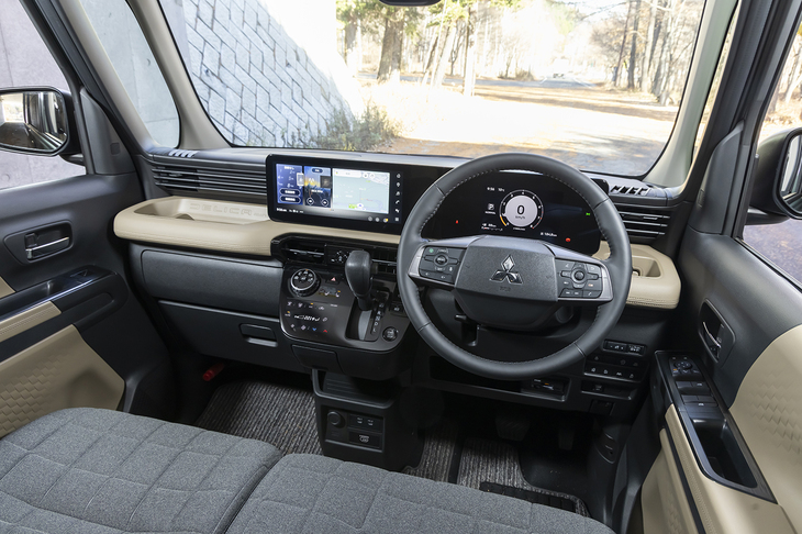 フロントウィンドウが前に移動したため、ダッシュボードの奥のほうが広くなった。実効性のあるスペースではないものの、広々と感じられるのは確かだ。