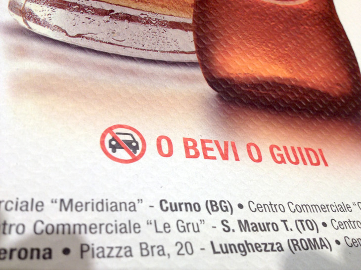 ビールの広告に記された「運転するか、飲むか」の文字。