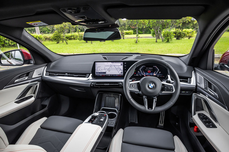 メーターパネルとコントロールディスプレイを一体化させた「BMWカーブドディスプレイ」が目を引くコックピット。基本デザインは先に登場した「X1」に準じている。