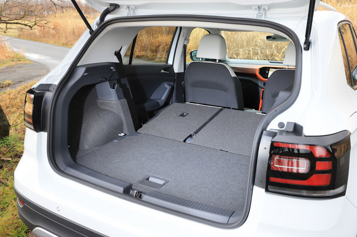 後席背もたれをすべて前方に倒せば（写真）、荷室容量は1281リッターにまで拡大できる。床面は完璧なフラットにはならないが気になる段差などはなく、便利に使えそうだ。