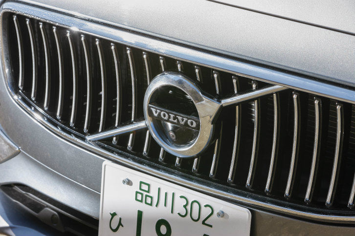 フロントグリルには、斜線と矢印の方向が一致した、新しいアイアンマークが装着されている。