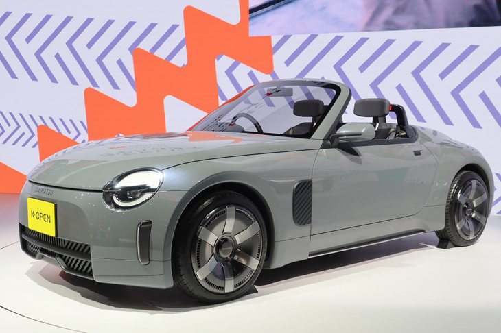 ダイハツが出展した、未来の「コペン」の姿を示唆するコンセプトモデル「K-OPEN（コペン）」。軽規格におさまるオープンカーで、しかも、まさかの、FRである！