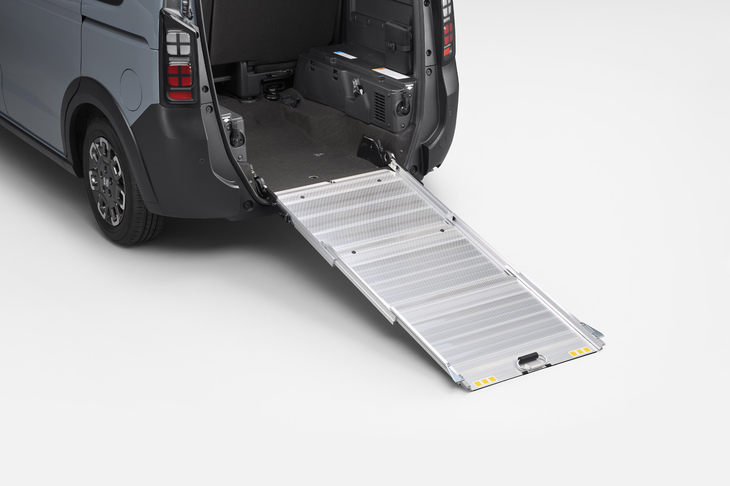 速度調整と進路補正機能が付く電動ウインチとスライド式の「スーパーフレックススロープ」が搭載される2列シート6人乗り（車いすの乗員含む）の「クロスター スロープ」。展開・収納が簡単に行えるスロープの耐荷重は200kgで、電動ウインチ用のリモコンも標準で装備される。