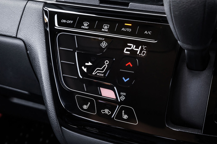 デリカミニTプレミアム（エアコン操作パネル）