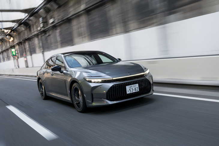 車両本体価格はハイブリッド車が730万円で水素燃料電池車が830万円。ただし、国からの補助金136万3000円を加味すると後者のほうが安く買えることになる。