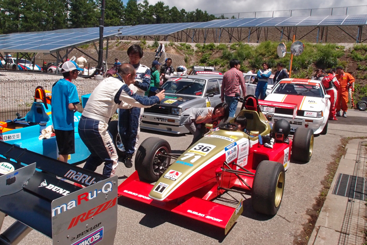 パドックでは、子どもや学生の姿も多く見られた。世代を越えたクルマ好き同士の交流が印象的だった。