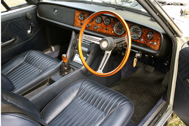 天然木の計器盤にメーター類を完備し、高級グランツーリズモ然とした「117クーペ」のインテリア。発売当時の172万円というプライスは、1.6リッター級ながら国産車では「日産プレジデント」「トヨタ・センチュリー」「トヨタ2000GT」「マツダ・ルーチェ ロータリークーペ スーパーデラックス」に次ぐ高価格だった。