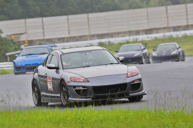 これも年式不問から生まれた光景。3台の「RX-8」と「サバンナRX-7」（FC3S）のマツダロータリー軍団。